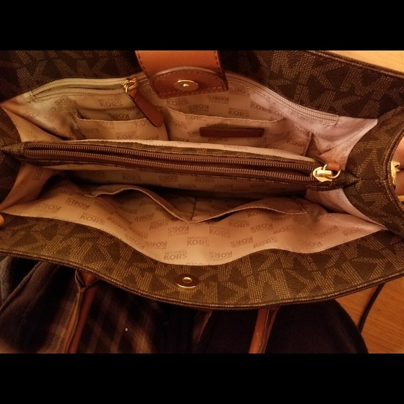 👜👛Michael Kors Purse and Wallet Set👛👜😍 - Picture 3 of 5